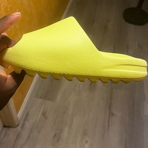 lightly used size 10 yeezy slides